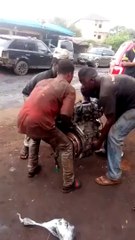 Il porte un moteur de voiture sur la tête... costaud