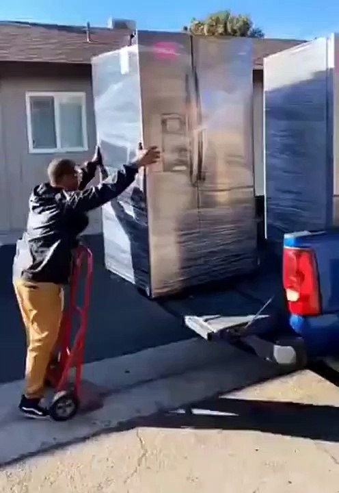 Il décharge un frigo américain d'une façon géniale mais risquée