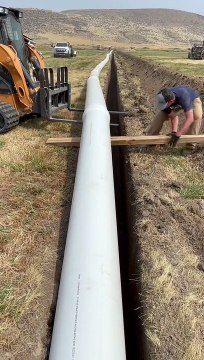 Installation d'une canalisation dans une tranchée... Tellement satisfaisant