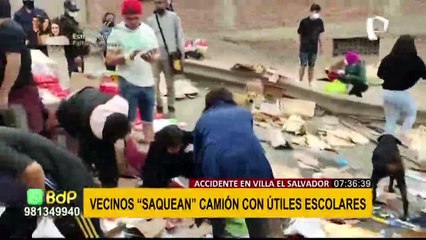 ¡Arrasan con todo! Vecinos se llevan útiles escolares tras despiste de camión en VES