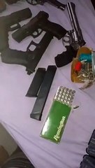 Em vídeo, integrante do Comboio do Cão ostenta armas