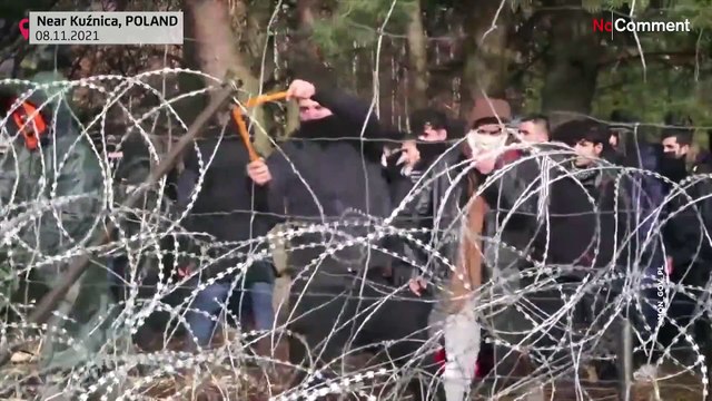 Hundreds of migrants try to force their way across the Polish-Belarusian border