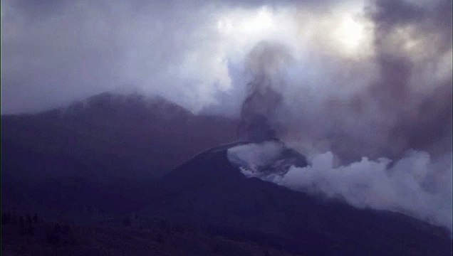 La ceniza y el dióxido de azufre emitidos por el volcán de La Palma deterioran la calidad del aire