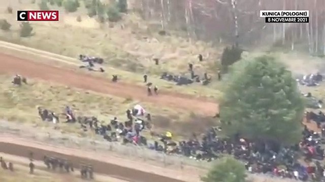 Pologne : Découvrez les images impressionnantes de l'armée qui stoppe des centaines de migrants à la frontière bélarusse