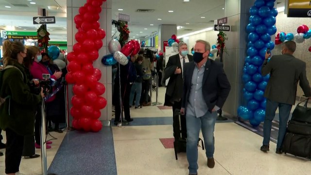 Ölelések napja az Egyesült Államok repterein - húsz hónap után újra megnyitotta határait az USA
