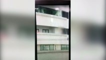 Vídeo: Criança brinca em sacada de prédio e deixa moradores assustados