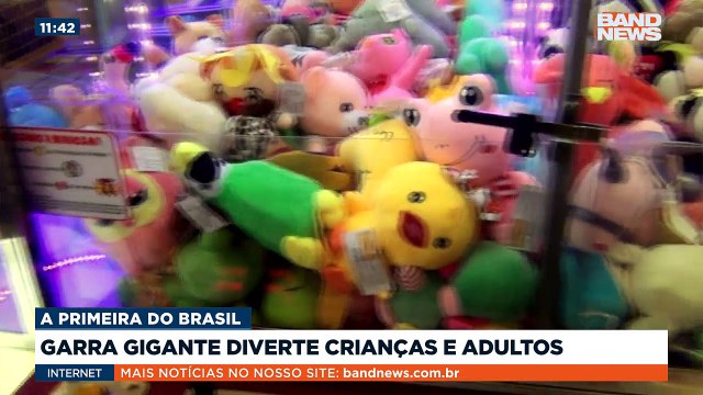 Uma atração envolvendo uma garra gigante tem chamado a atenção de crianças e adultos.