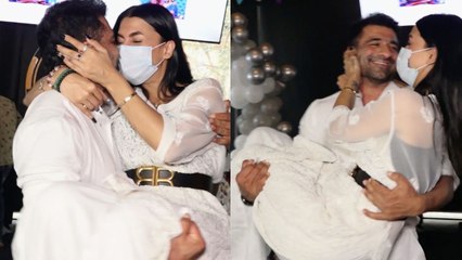 Eijaz Khan नेRohit Verma के Birthday पर Pavitra को गोद में उठाकर किया डांस | FilmiBeat