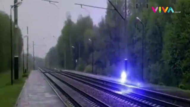 Viral Fenomena Bola Petir Misterius Melintasi Rel Kereta Api