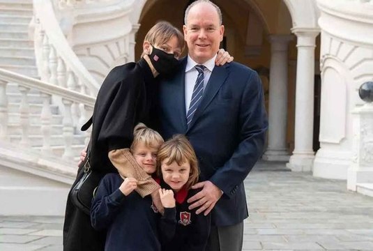 La princesse Charlene est enfin rentrée à Monaco ! Ses premiers mots, premières photos, et premiers câlins en famille