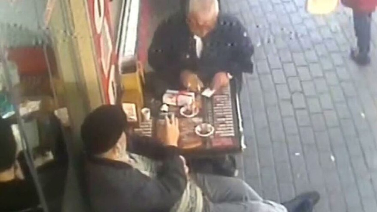 Kendine kuyumcu süsü verip yaşlı adamın 54 yıllık yüzüğünü çaldı