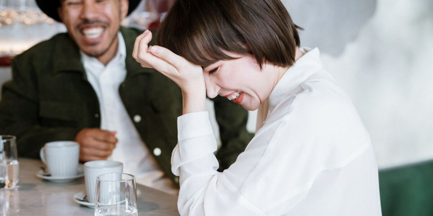 3 expressions du visage qui trahissent votre attirance pour quelqu’un