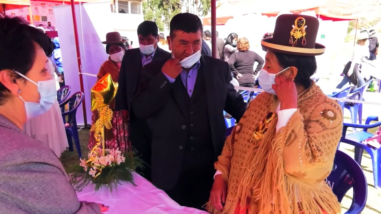 Pese a la pandemia, en Bolivia organizan una boda masiva para reducir el coste de la ceremonia