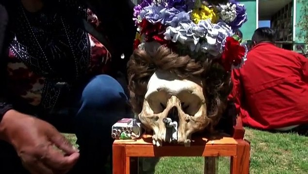Bolivia celebra la fiesta de las Ñatitas en homenaje a sus seres queridos fallecidos