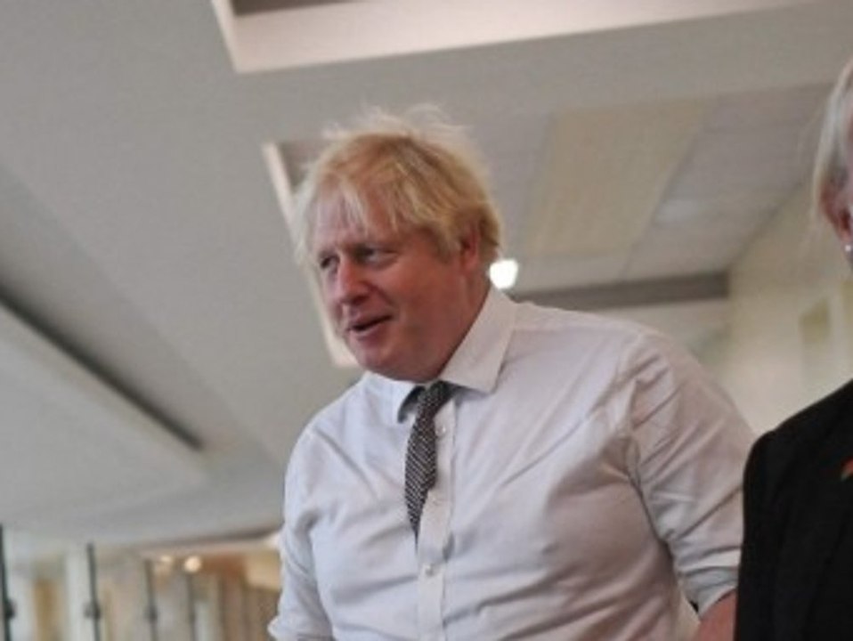 Besuch im Krankenhaus: Boris Johnson ohne Maske unterwegs