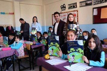 Van depreminde ölen Miyazaki için yazdığı kitabı öğrencilere dağıttı