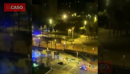 La turba contra los Mossos de Nou Barris, en vídeo: salen a la luz las imágenes del ataque a la policía