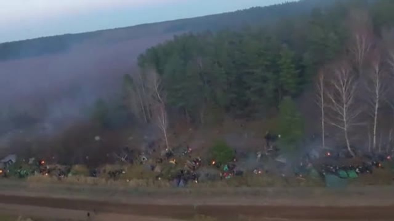 Refugiados bielorrusos pugnan por entrar en la UE, a través de la frontera polaca