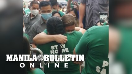 Video herunterladen: Davao City Mayor Sara Inday Duterte crying as she tightly hugs a Davao City Hall worker is making its rounds on the internet.