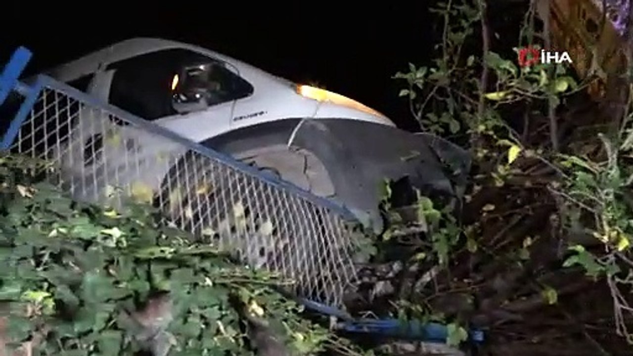 Erik ağacı servis aracının düşmesini önledi: 5 yaralı