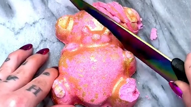 Artist slices bath bombs in strangely satisfying ASMR video