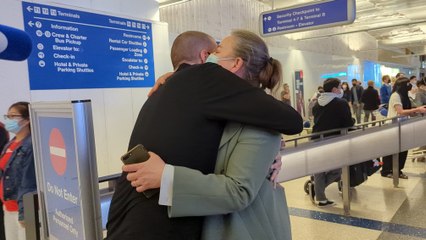 Etats-Unis: Pour les expats, l'émotion de retrouver leurs proches après la réouverture des frontières