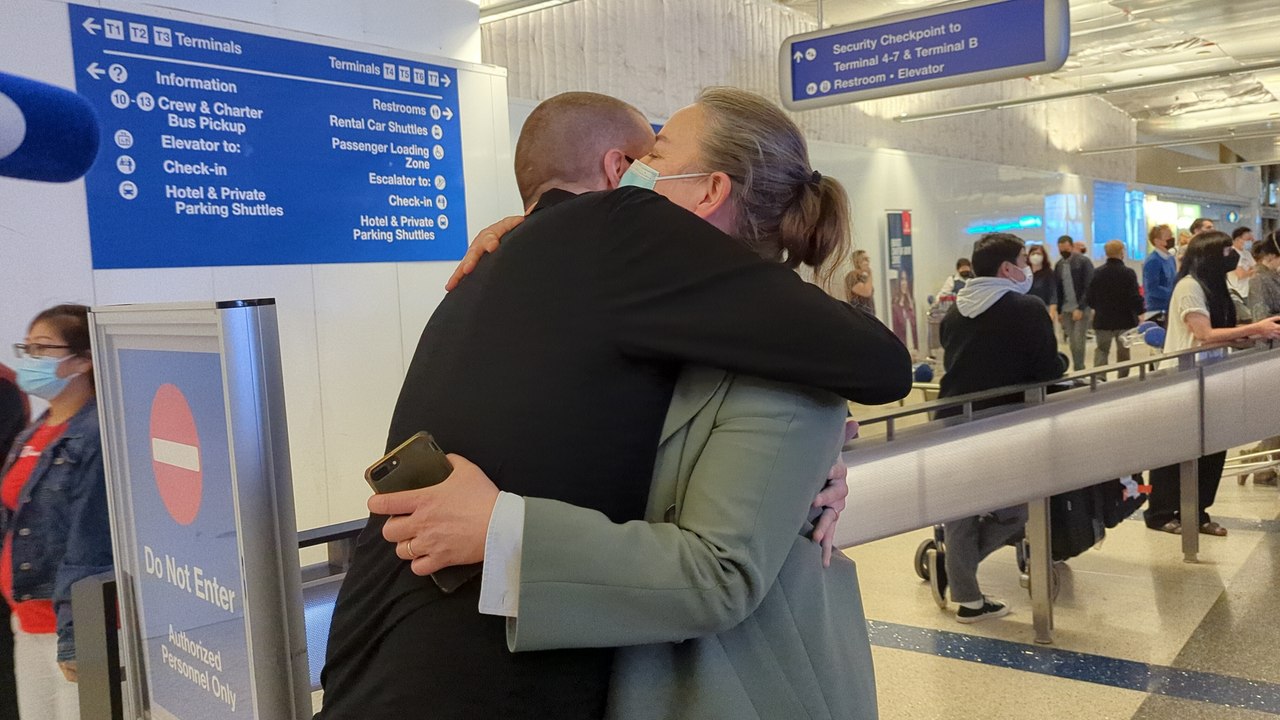 Etats-Unis: Pour les expats, l'émotion de retrouver leurs proches après la réouverture des frontières