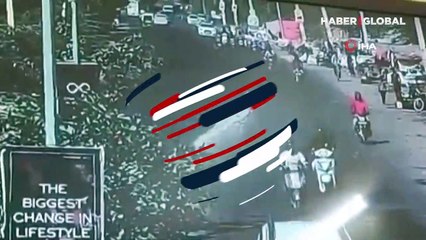 Hindistan’da korkunç kaza kamerada! Araç motosikletlere daldı: 3 ölü, 8 yaralı