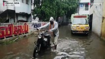شاهد: الفيضانات تغمر الطرقات بعد هطول أمطار غزيرة في إقليم تشيناي بجنوب الهند