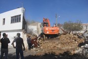 Datça'da depreme dayanıklı olmayan 31 hasarlı bina için yıkım çalışması başlatıldı