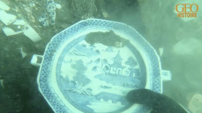 En juin 2021, des centaines d'objets rares et uniques datant du XIVe siècle ont été remontés de 2 épaves au large de Singapour