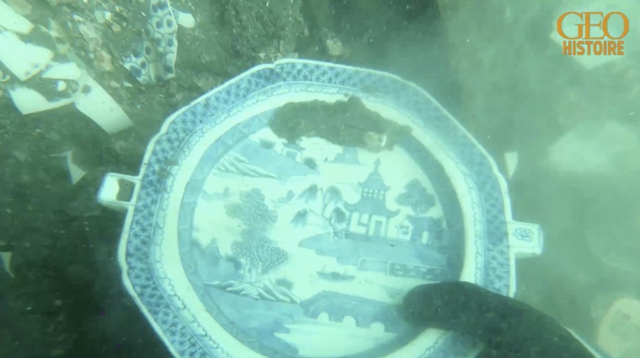 En juin 2021, des centaines d'objets "rares et uniques" datant du XIVe siècle ont été remontés de 2 épaves au large de Singapour