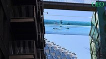 Londres : cette piscine transparente suspendue entre deux immeubles est à couper le souffle