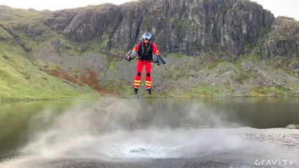 Des secouristes britanniques testent la célèbre combinaison volante de Richard Browning