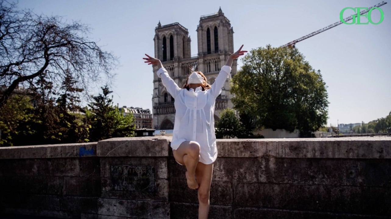 Cette danseuse syrienne pose dans les rues désertes de Paris