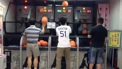 Ce papa est tellement fort au basket d'arcade !