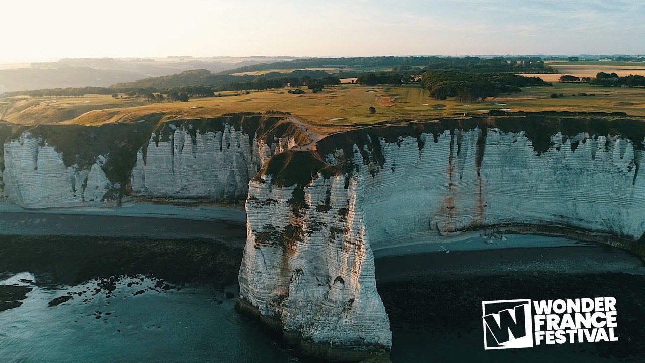 Survol en drone des falaises d’Etretat, Seine-M...