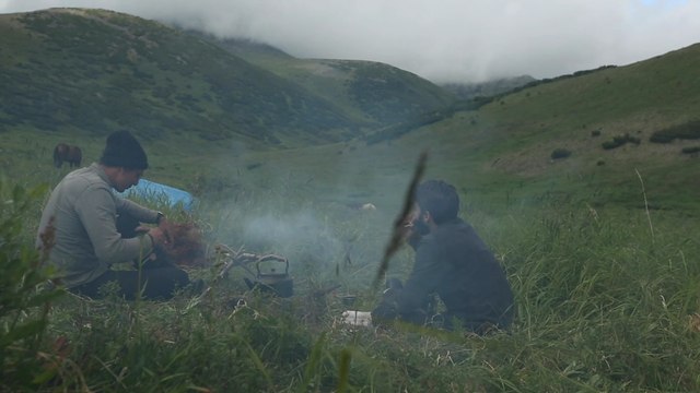 Ces deux aventuriers sont partis à la recherche d'ours bruns au Kamtchatka en Russie