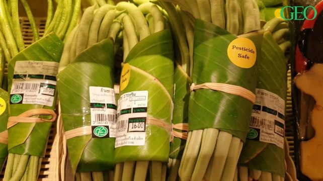 Thaïlande : un supermarché remplace le plastique par des feuilles de bananier