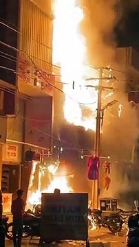 बीच बाजार लगी आग, तीन दुकानें जल कर खाक