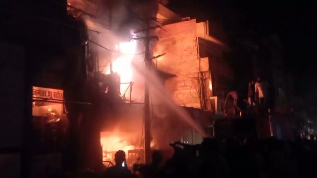 बीच बाजार लगी आग, तीन दुकानें जल कर खाक