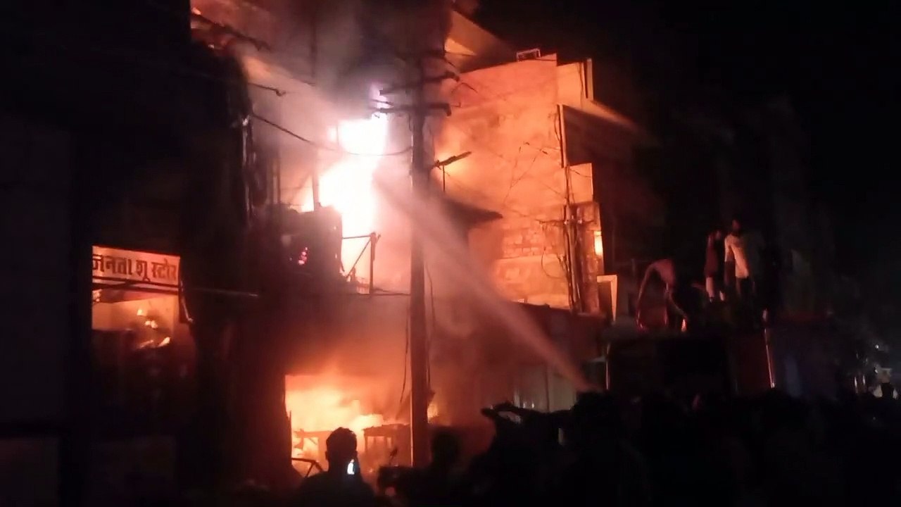 बीच बाजार लगी आग, तीन दुकानें जल कर खाक