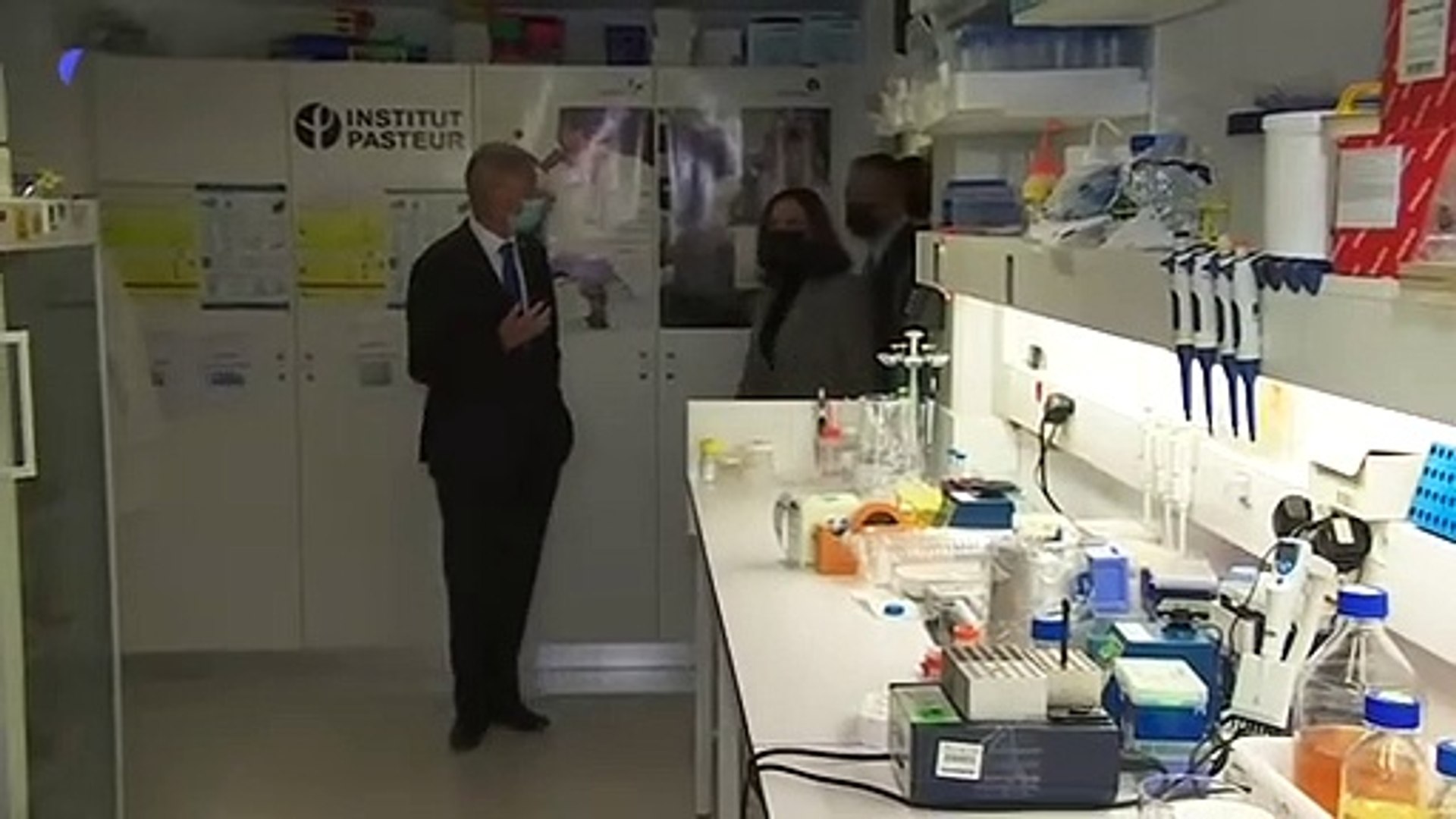 A Paris, Kamala Harris visite l'Institut Pasteur