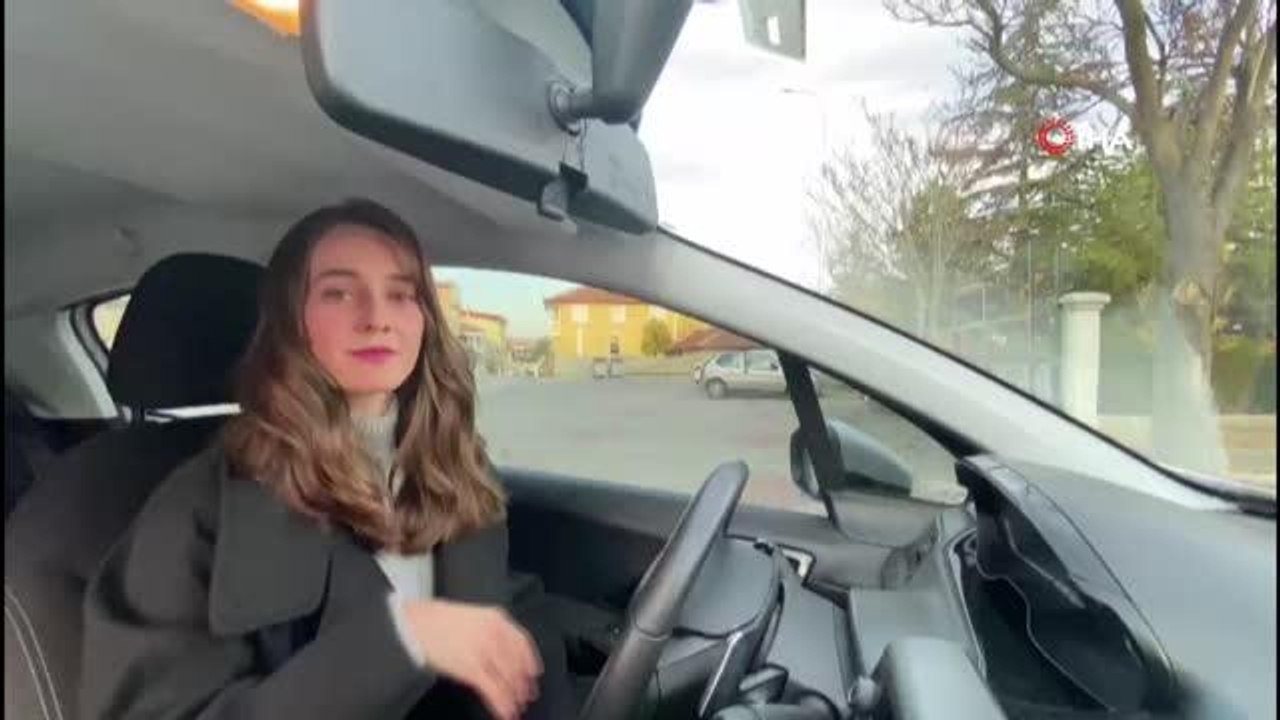 İşaret diliyle emniyet kemerine dikkat çektiler