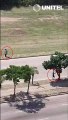 Video: Dos antisociales se lanzan sobre un hombre para tumbarlo y robarle la bicicleta