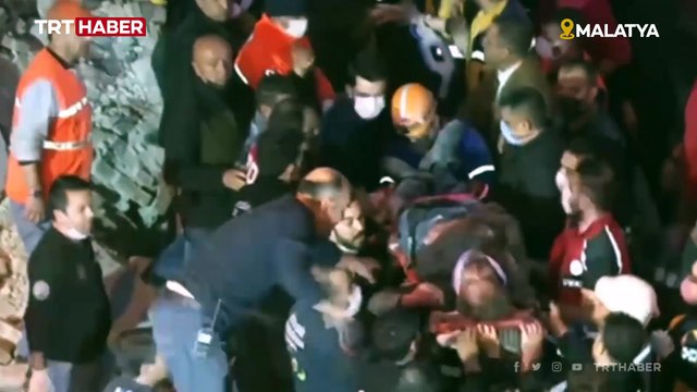 Çöken binanın enkazından kurtarılma anı kamerada
