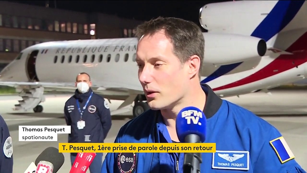 De retour sur Terre, Thomas Pesquet livre ses premières impressions : "Les gars venus nous récupérer sentaient super bon la lessive et le savon"