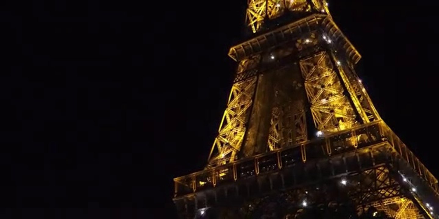 EIFFEL TOWER AT NIGHT in 4K, Paris France (Eiffel Tower Light Show in 4K)
