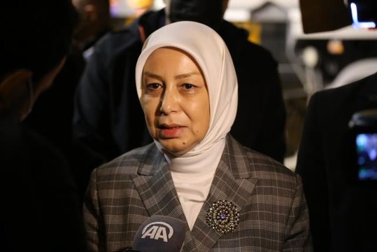 AK Parti Malatya Milletvekili Çalık, çöken binanın enkazında incelemelerde bulundu