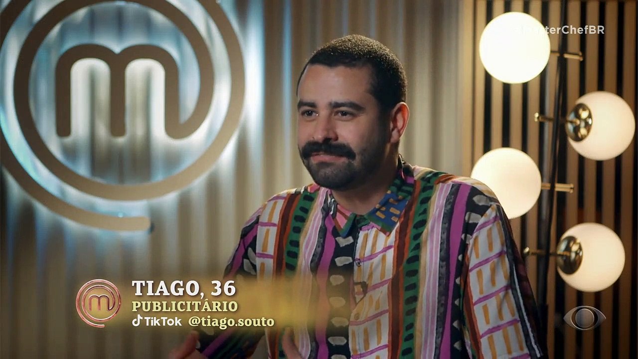 O bolo de coco e castanhas com sorvete de maracujá e suspiro é criticado pelos jurados após desentendimentos na cozinha